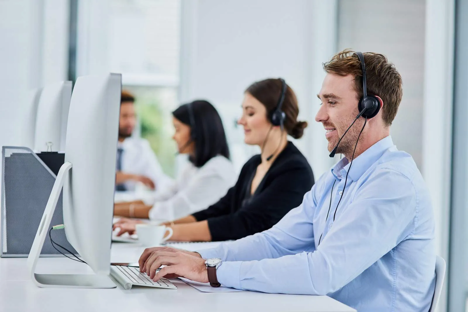 Kundendienst-Team mit Headsets – technischer Support und Auftragsannahme