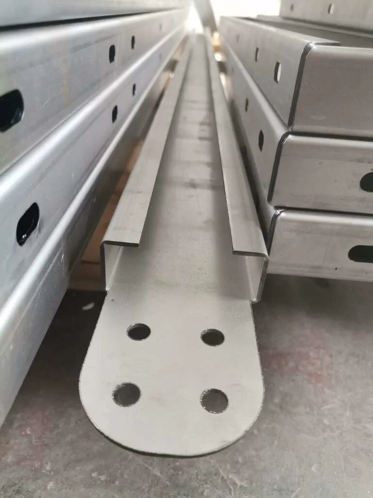 Verschiedene Blechwinkel in Palette gepackt