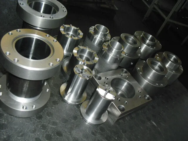CNC-gefrästes Bauteil mit Doppelstiften – präzise Vorrichtungskomponente