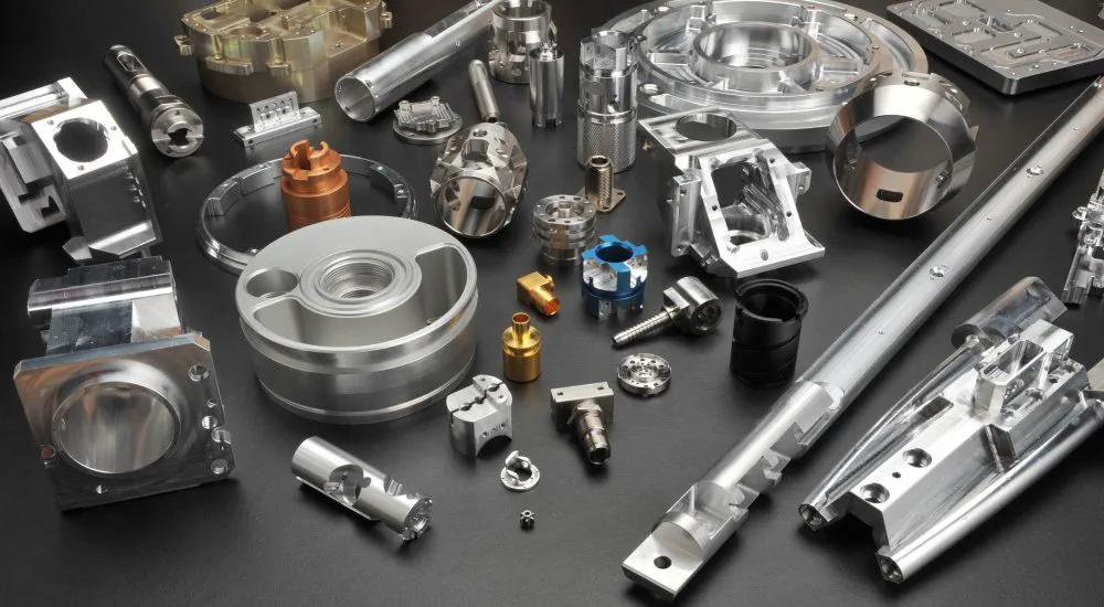 CNC-Fräsvorgang an Aluminiumblock – feine Kantenbearbeitung