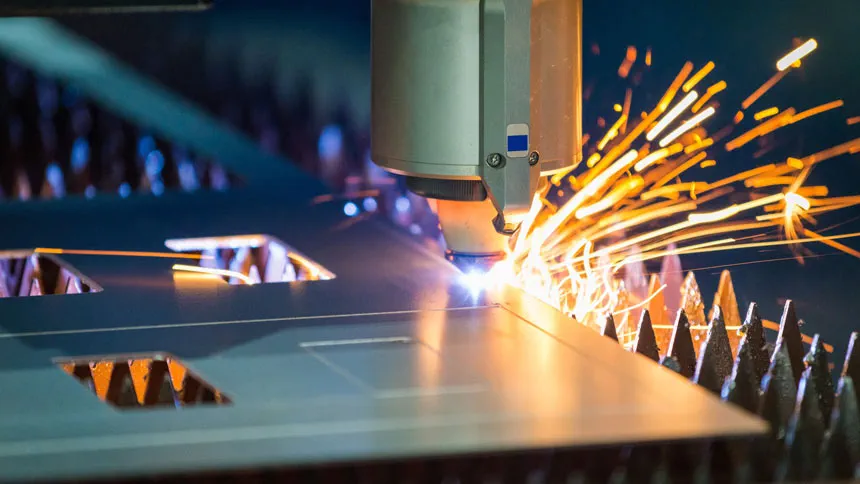 Faserlaser trennt Blech verzugsfrei – Präzisionsschnitt