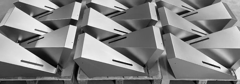 Großbauteile aus Stahl in der Produktionshalle