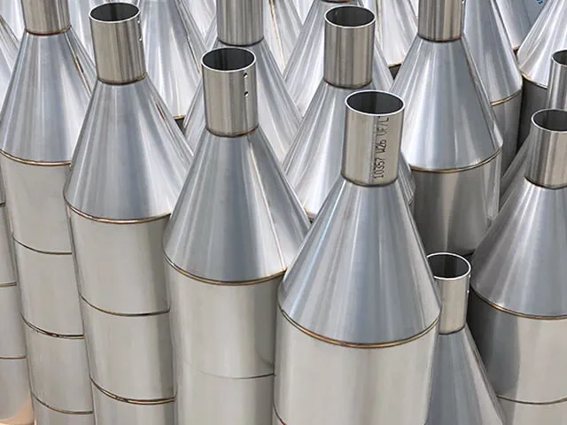 Fertige Stahlträger mit Bohrungen für den Stahlbau