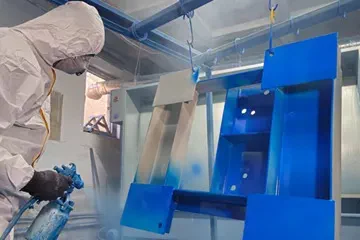 Pulverbeschichtung in Blau – gleichmäßiger Farbauftrag auf Metallteile