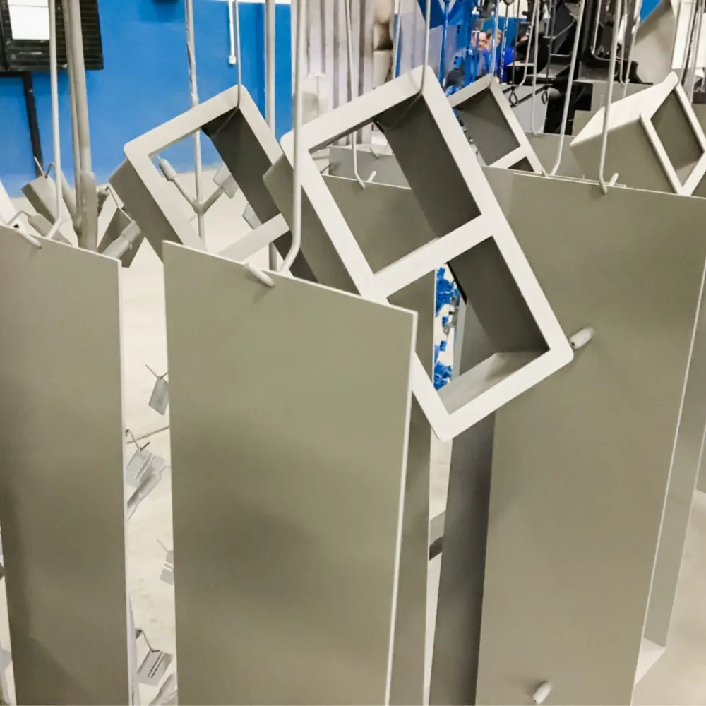 Pulverbeschichtete Aluminiumrahmen – gleichmäßige graue Oberfläche