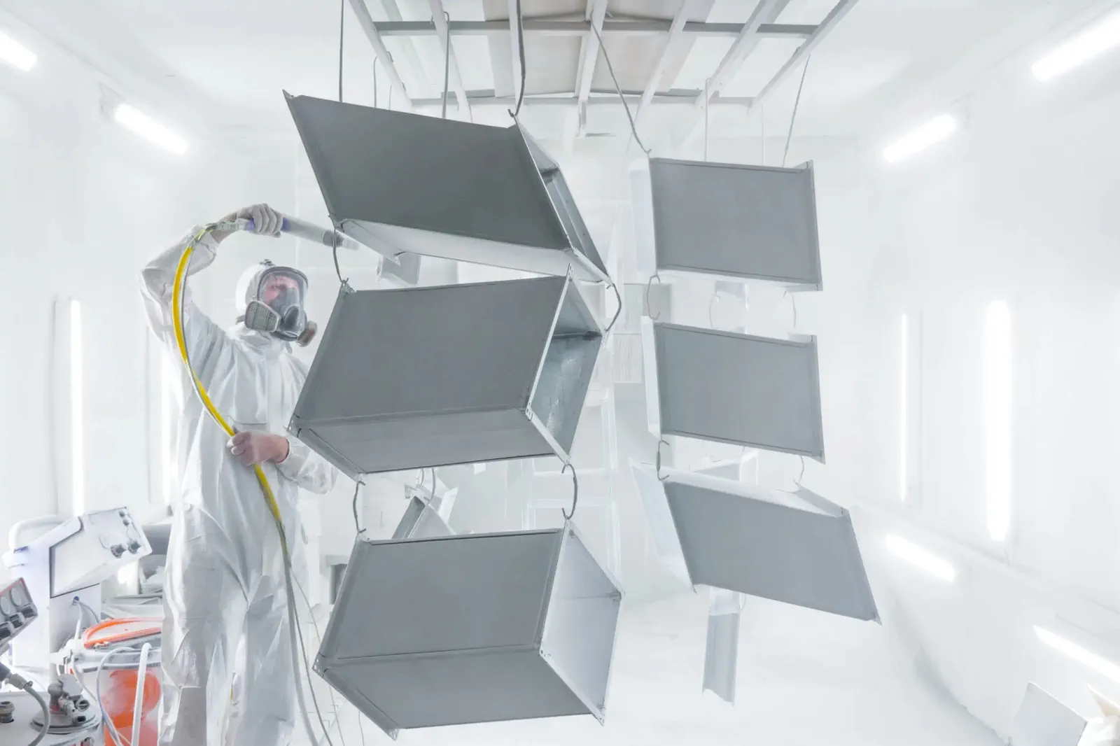 Pulverbeschichtungskabine – großflächige Bauteile in hellem Farbton beschichtet
