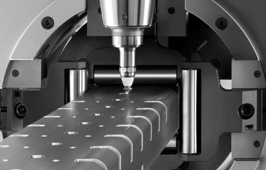 Präzises Rohrlaserschneiden eines Rechteckprofils mit CNC-Faserlaser