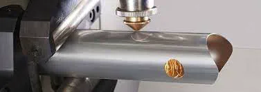 Laserbearbeitung eines Edelstahlrohrs mit perforierten Mustern