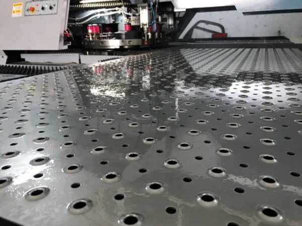 Stanzmaschine beim Lochen von Blech – TRUMPF Anlage in Aktion