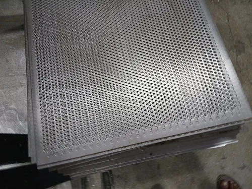 Edelstahlbleche mit CNC-Stanzung – feine Details