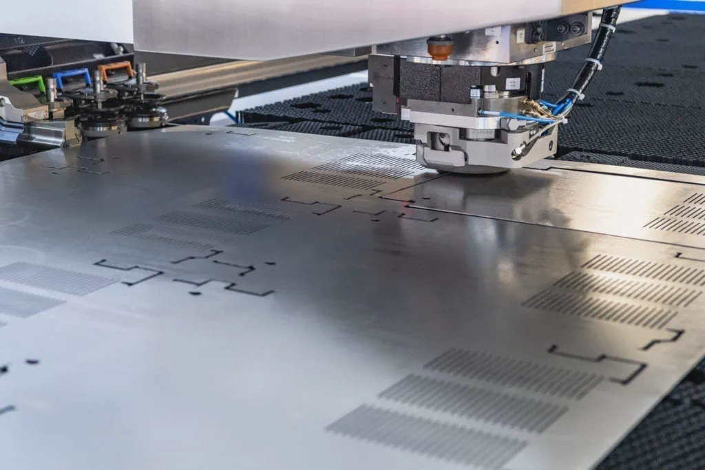Automatische TRUMPF Stanzmaschine beim Blechbearbeiten