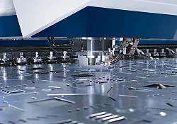 Präzisionsstanzung mit automatisiertem Werkzeugwechsler